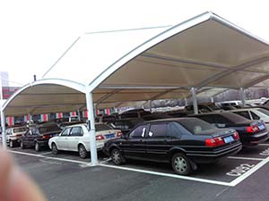 鋼<font color='red'>膜結(jié)構(gòu)車棚</font>特點(diǎn)，怪不得越來(lái)越多人選擇！(圖文)