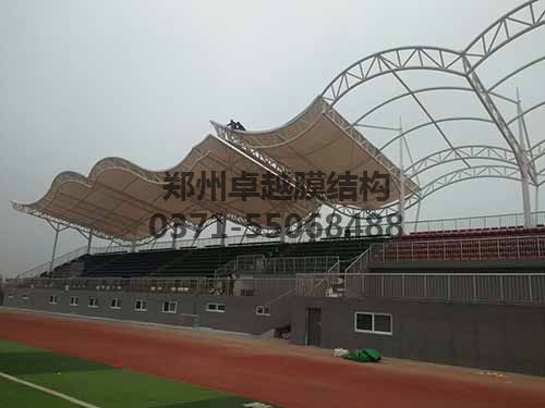 安裝膜結(jié)構(gòu)具有一定危險性，需做好安全措施