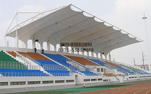 工人正在對某高校膜結(jié)構(gòu)看臺(tái)進(jìn)行維護(hù)