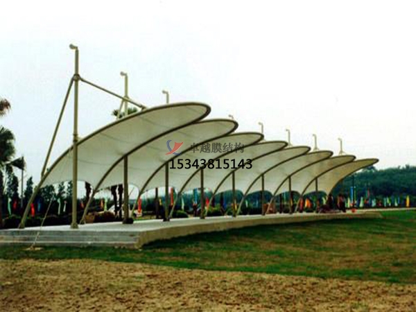 柳州膜結構高爾夫發(fā)球臺遮陽棚