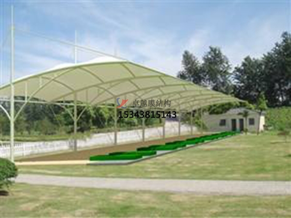來賓膜結構高爾夫發(fā)球臺遮陽棚