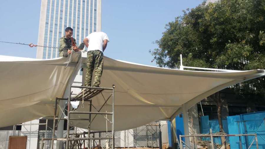 膜結(jié)構(gòu)停車(chē)棚的光照性有什么優(yōu)點(diǎn)？