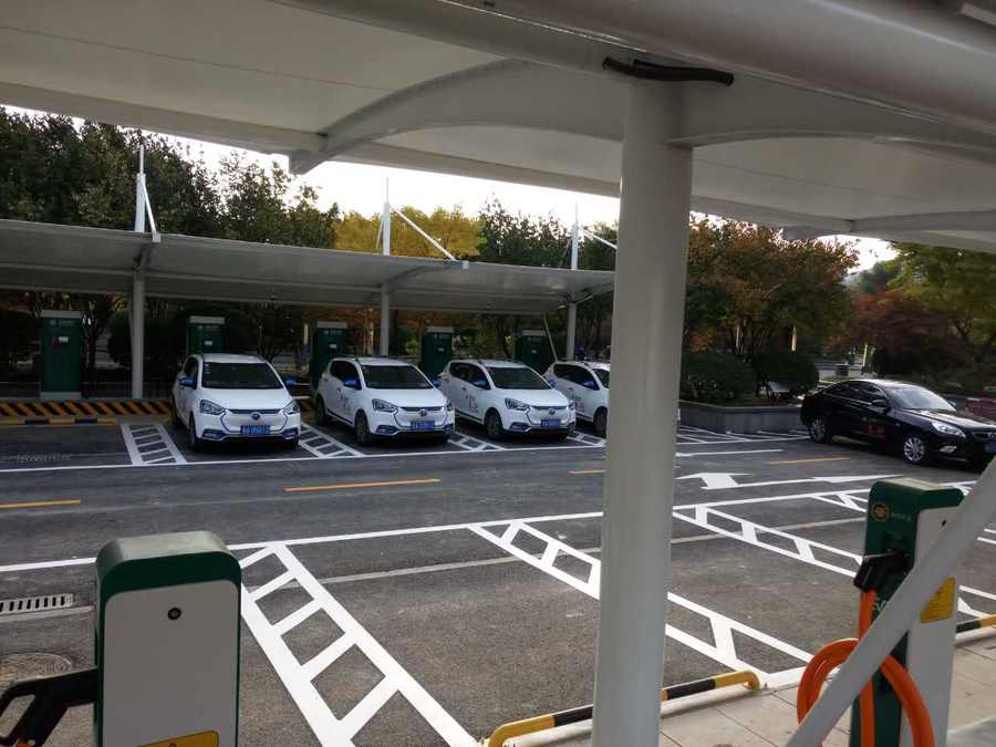 七字型的汽車停車棚，也是汽車蓬里，使用比較多的一款造型