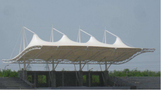  膜結(jié)構施工中膜材是如何安裝的呢？